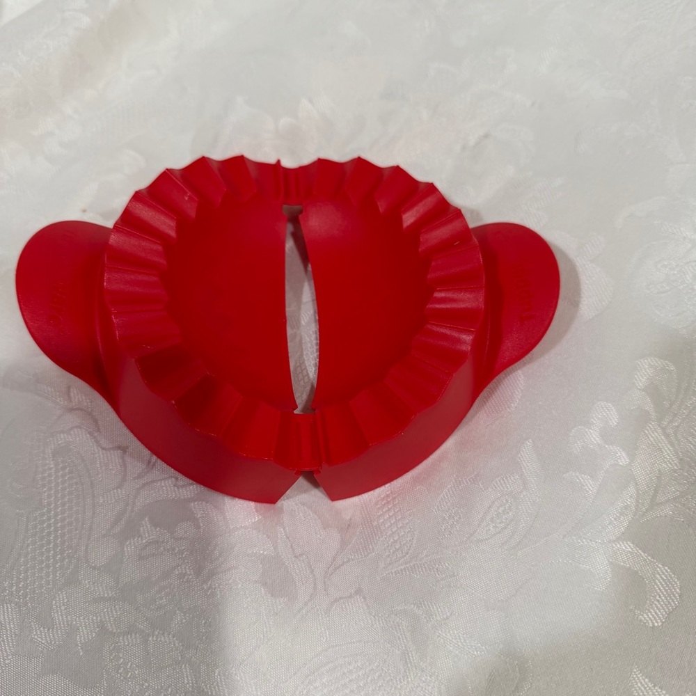 NEW! Tupperware Red Empanada Maker - Picture 3 of 6
